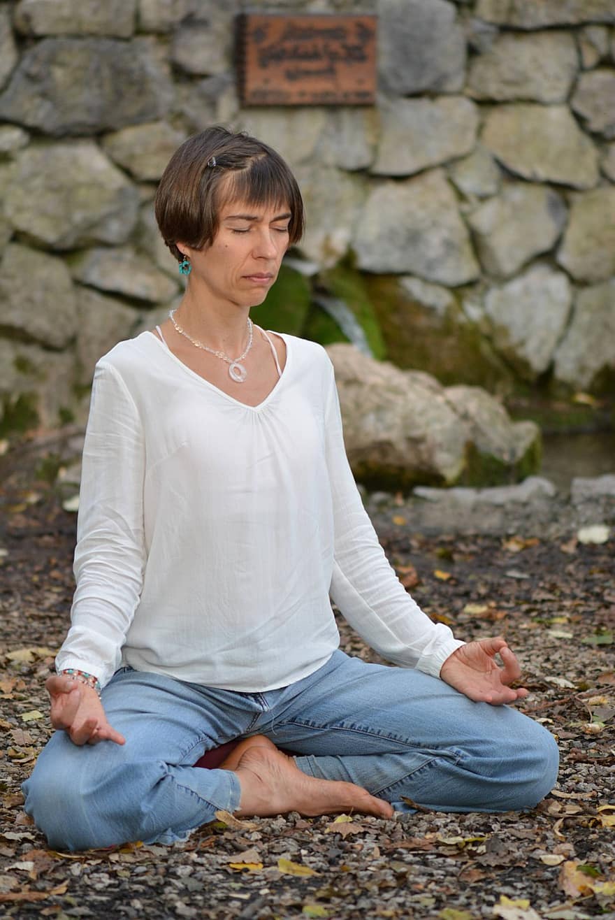 posición de loto, meditación, zazen, zen, yoga, bienestar, atención plena, ocio, naturaleza, al aire libre, mujer