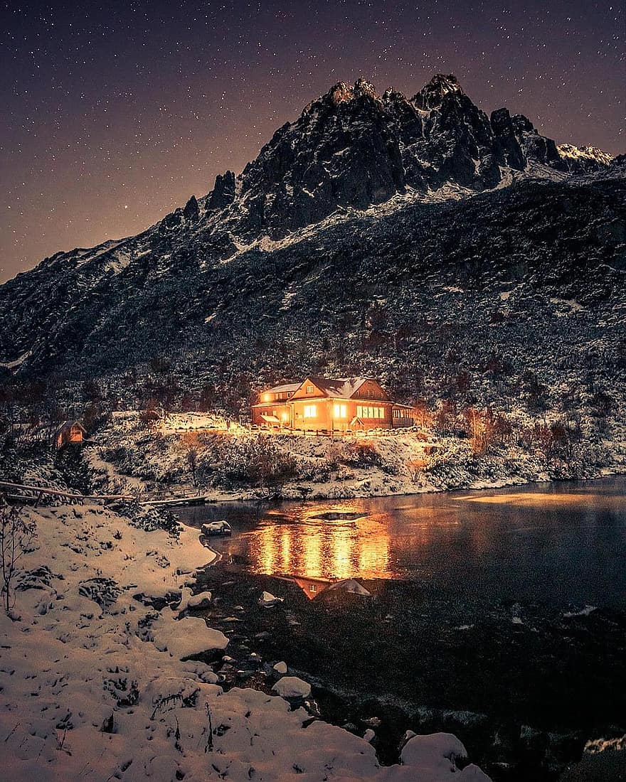 Munte, casă, noapte, zăpadă, lac, apă, reflecţie, lumini, iluminat, clădire, iarnă