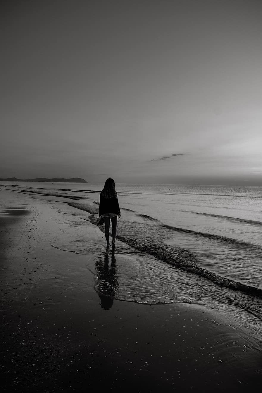 pludmale, sieviete, melns un balts, meitene, skumji, nelaimīgs, vientuļš, vien, izmisums, tumšs, ūdens