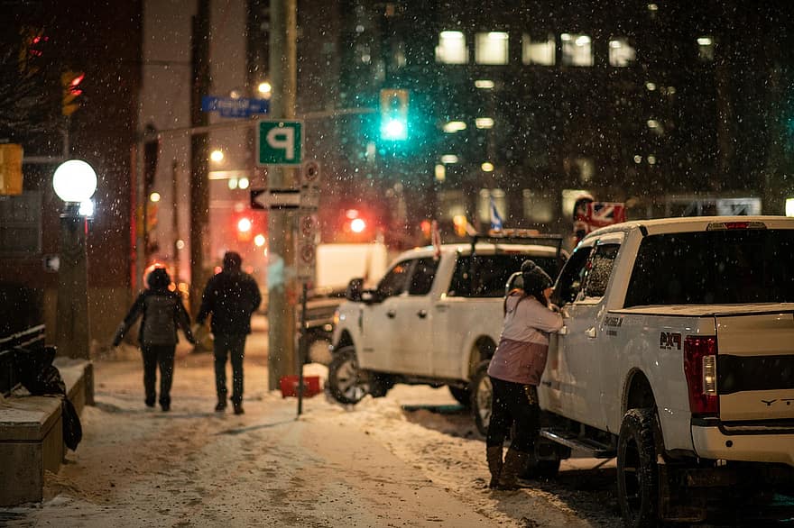 Ottawa, katu, yö-, kaupunki, talvi-, auto, lumi, märkä, miehet, nopeus, kaupunkielämä