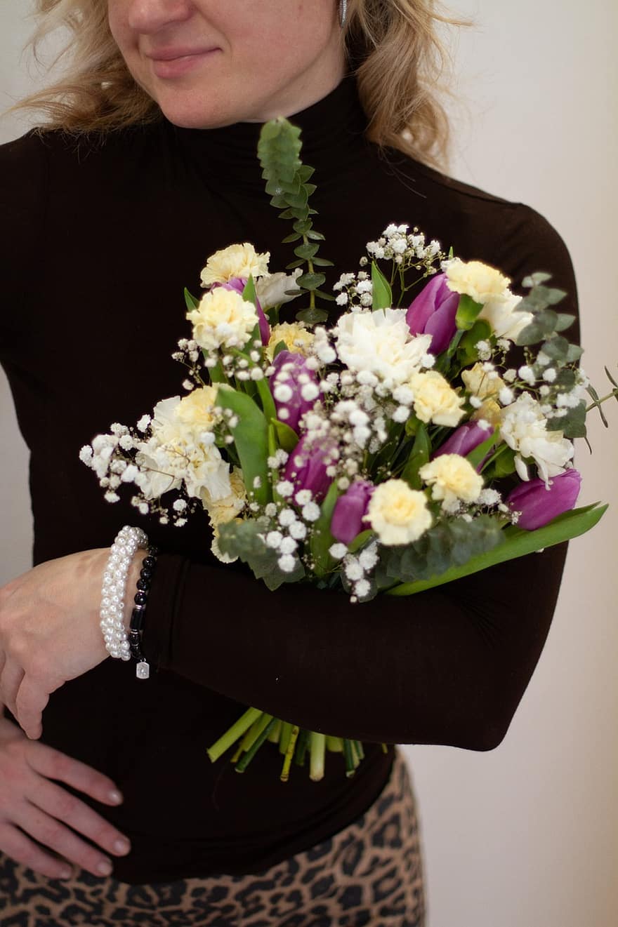 kwiaty, bukiet, kobieta, bukiet kwiatów, prezent, prezent urodzinowy, dziewczynka, dama, miłość, niespodzianka, tulipany