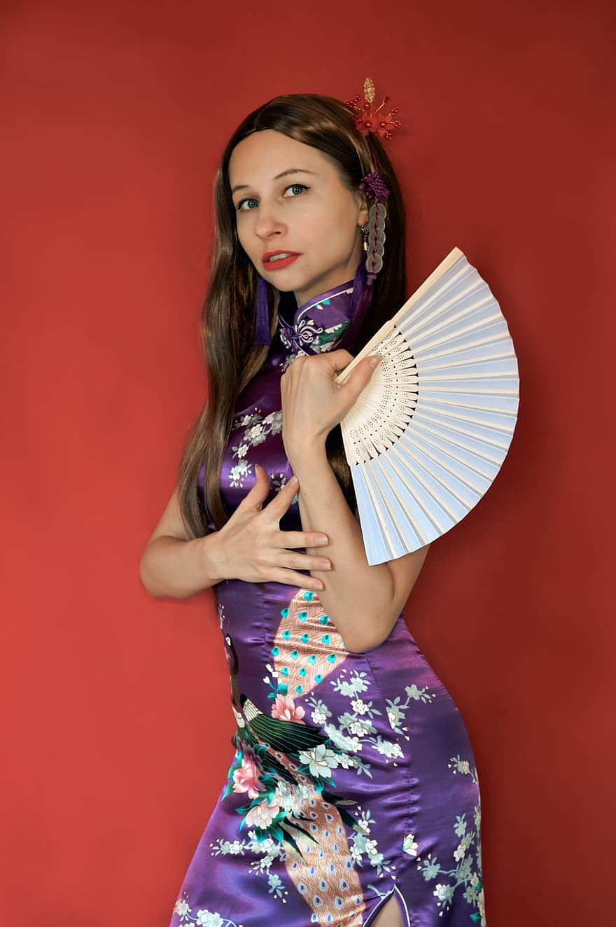 mulher, qipao, vestir, traje, flor, ventilador, estilo chinês, fundo vermelho, China, Ásia, Imagem de menina qipao