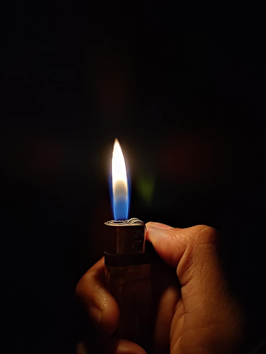 zapalniczka, płomień, ogień, zjawisko naturalne, świeca, palenie, zbliżenie, ludzka ręka, sprzęt oświetleniowy, światło ze świeczki, ciepło