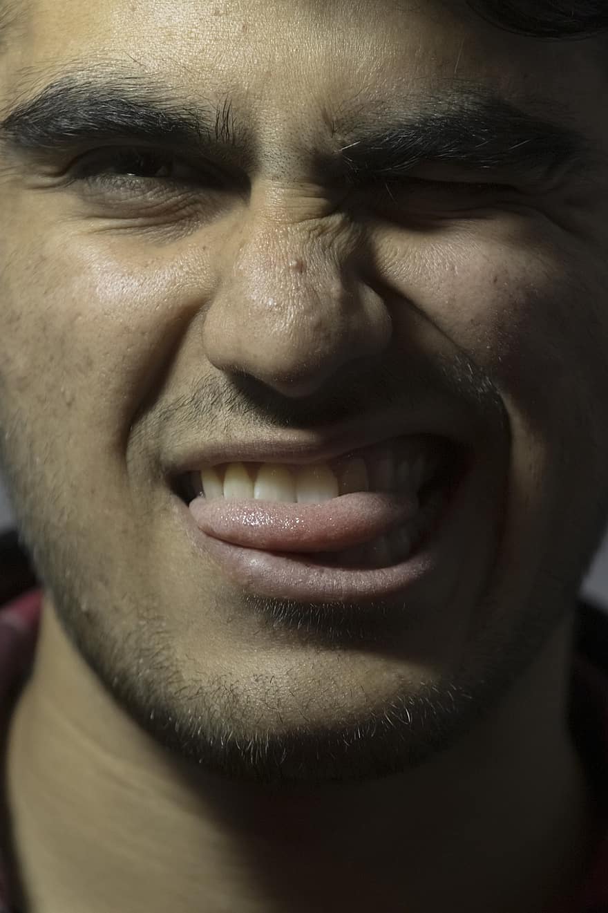tungan sticker ut, Iransk man, löjligt ansikte, porträtt, man, män, en person, mänskligt ansikte, vuxen, närbild, hanar