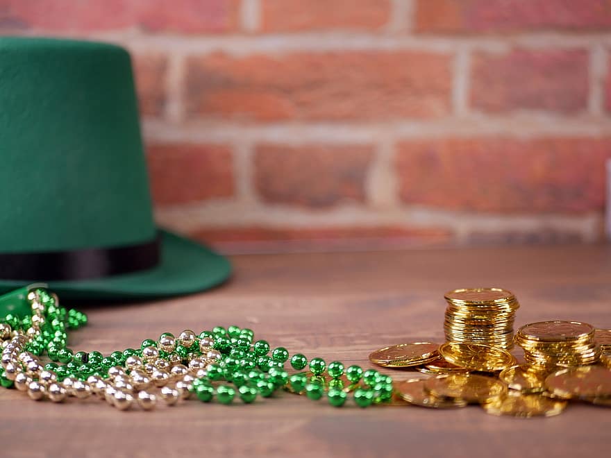Ημέρα του Αγίου Πατρικίου, ιρλανδικός, τριφύλλι, εορτασμός, κόμμα, πράσινος, τυχερός, νομίσματα, περιδέραιο, φλιτζάνι, κούπα