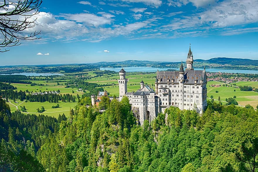 Castillo de Neuschwanstein, castillo, colina, arboles, bosque, cielo, nubes, panorama, castillo de cuento de hadas, punto de referencia, histórico