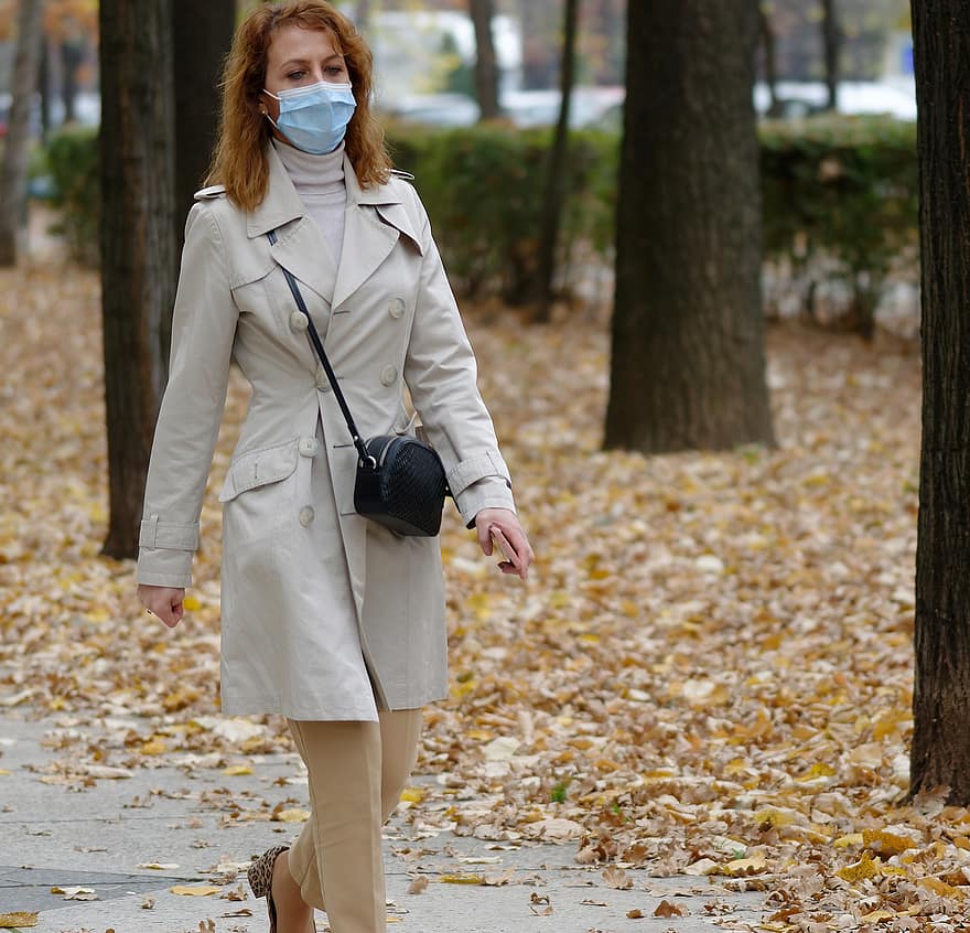 женщина, маскировать, COVID-19, пальто, ходьба, тротуар