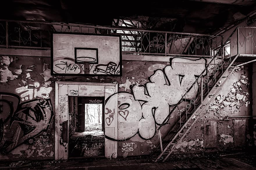 pamesta ēka, grafīts, vandālisms