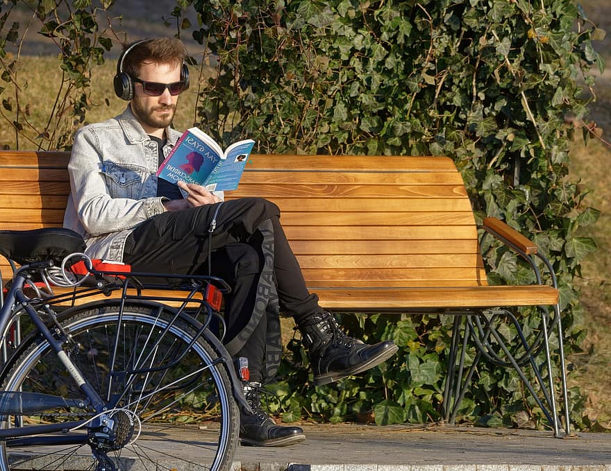чтение, парк, человек, скамейке в парке, отдых, люди, сидящий, один человек, образ жизни, для взрослых, скамейка