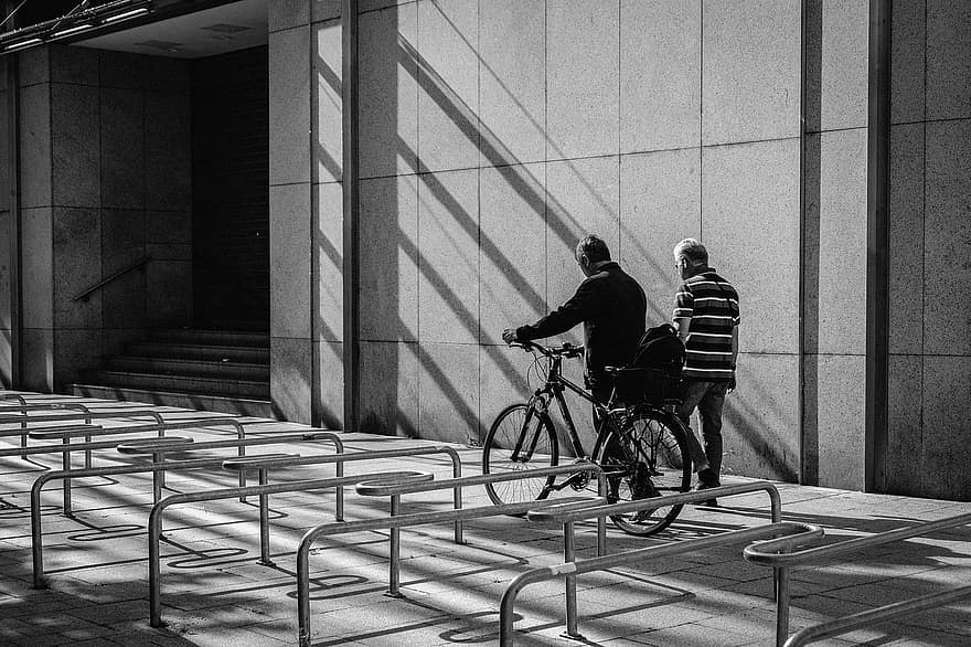 urbano, monocromático, amigos, homens, rua, cidade, bicicleta
