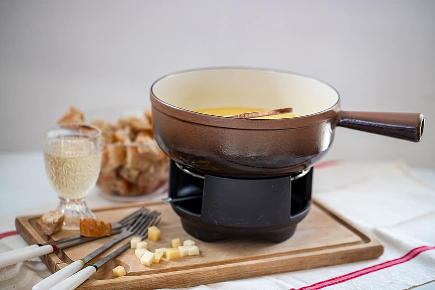 fondue de queso, queso, Beaufort, Gruyère, vino blanco, fondue, Copa de vino, tabla de madera, comida