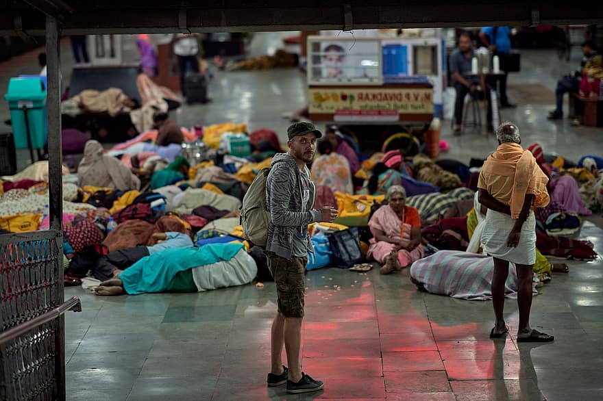 India, stazione ferroviaria, Dormire sul pavimento, Peron, Colore nazionale, notte, Turista solitario