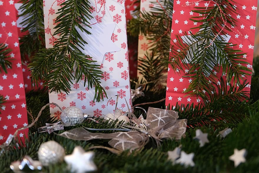 Weihnachten, Advent, Weihnachtszeit, Geschenke, Weihnachtsgeschenke, Tannenzweig, Sterne, Band, rot, Weiß