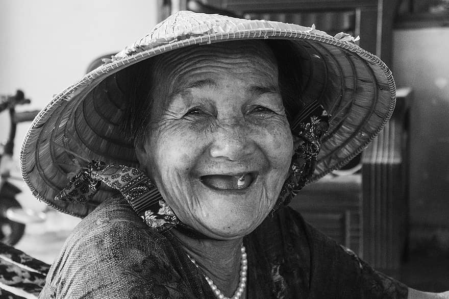veca sieviete, koniska cepure, laimīgs, melns un balts, vecāka gadagājuma cilvēkiem, vecākais, sieviete, smieties, sejas