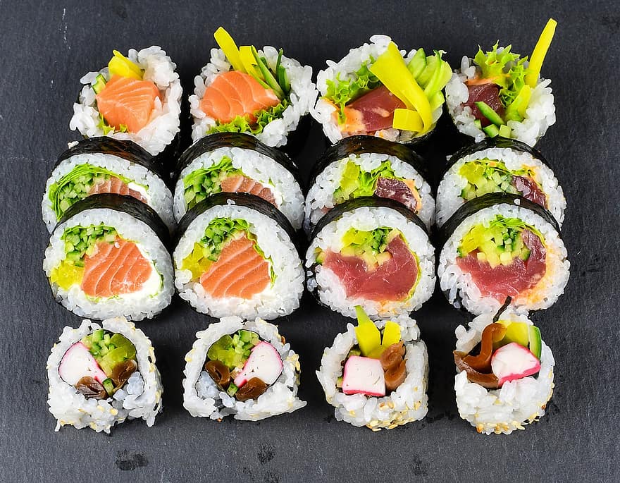 sushi, rotllos de sushi, california maki, menjar japonès, cuina japonesa, menjar, marisc, gourmet, frescor, primer pla, cultures