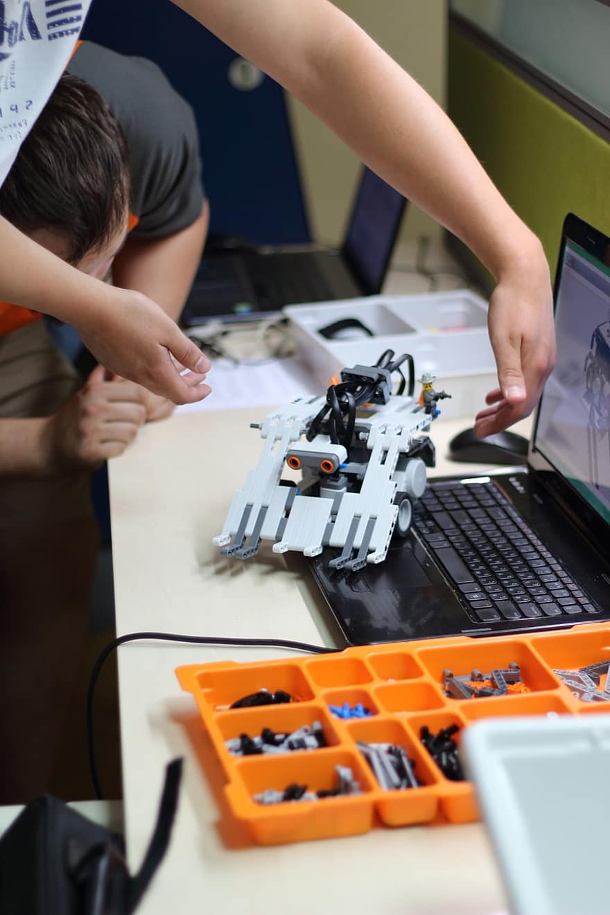 Lego, robot, speelgoed-, technologie, werkend, computer, bezetting, mannen, uitrusting, ingenieur, industrie