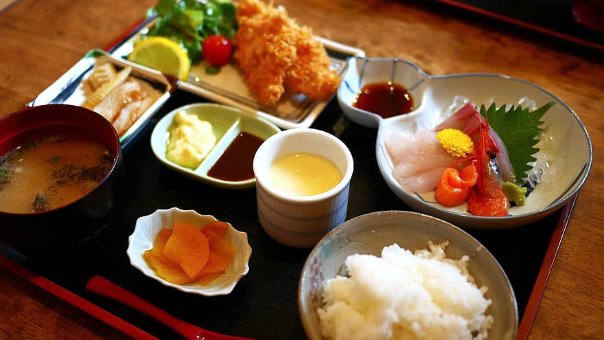 japansk måltid, sashimi, japansk mad, fisk og skaldyr, tempura, misosuppe, japansk køkken