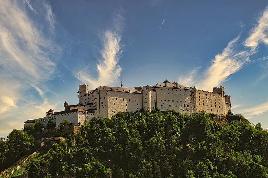 オーストリア、城、中世の建築、ザルツブルグ、建築、山、森林、木、歴史、有名な場所、建物の外観