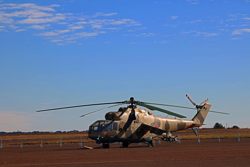 Mil Mi 24 Hind helikopters, Rotoru amatniecība, statiskais displejs, Dienvidāfrikas gaisa spēku muzejs, asfalts, Āra displeja zona