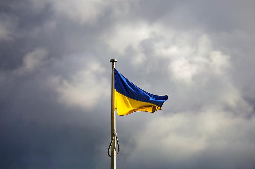 Oekraïne, Oekraïense vlag, vlag, bewolkte dag, bewolking, land vlag, patriottisme, wolk, hemel, blauw, symbool