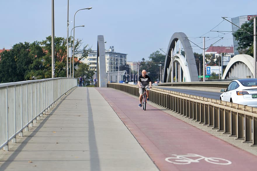 جسر ، ممر الدراجات الهوائية ، سيتي سكيب ، الحضاري ، دراجة ، ركوب الدراجات ، حياة المدينة ، رجال ، شخص واحد ، رياضة ، سرعة
