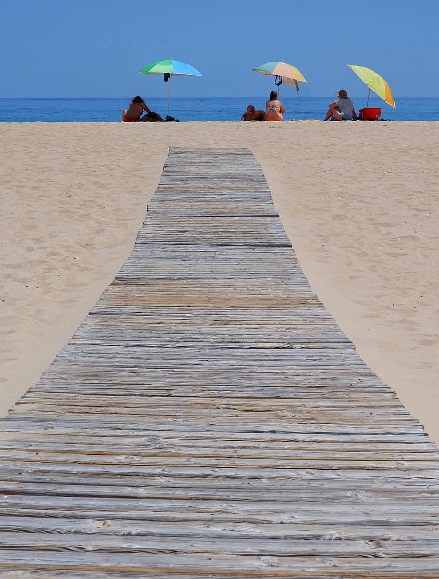 strand, homok, sétány, tengerpart, napozás, esernyők, nyári, vakáció, család, turisták, emberek