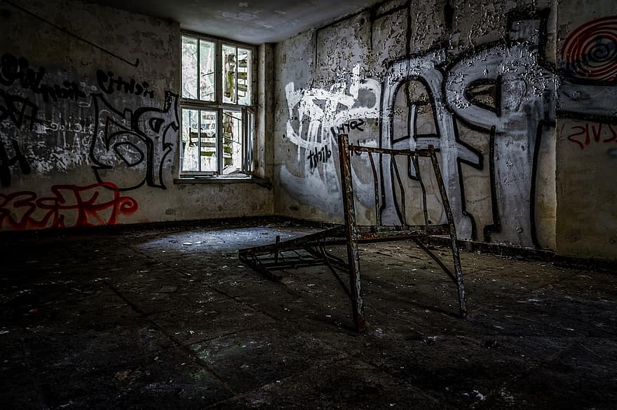magatzem, abandonat, decaïment, raigs del sol, llum, vell, finestra, brut, a l'interior, graffiti, arruïnat