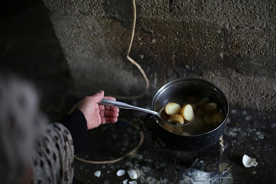 koken, aardappelen, keuken-, gaza, Palestina, voedsel, maaltijd, mannen, menselijke hand, een persoon, warmte