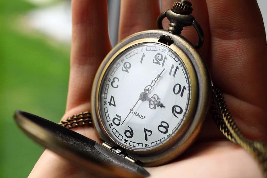jam saku, menonton, jam, waktu, merapatkan, tangan manusia, tangan kecil, jam wajah, objek tunggal, pengatur waktu, logam