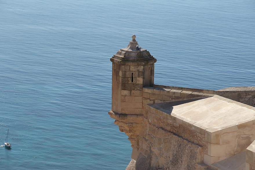 قلعة سانتا باربرا ، قلعة ، البحر ، محيط ، الخط الساحلي ، ماء ، مكان مشهور ، جرف ، هندسة معمارية ، أزرق ، السفر