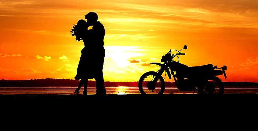couche du soleil, couple, moto, amour, romantique, romance, ensemble, crépuscule, silhouette