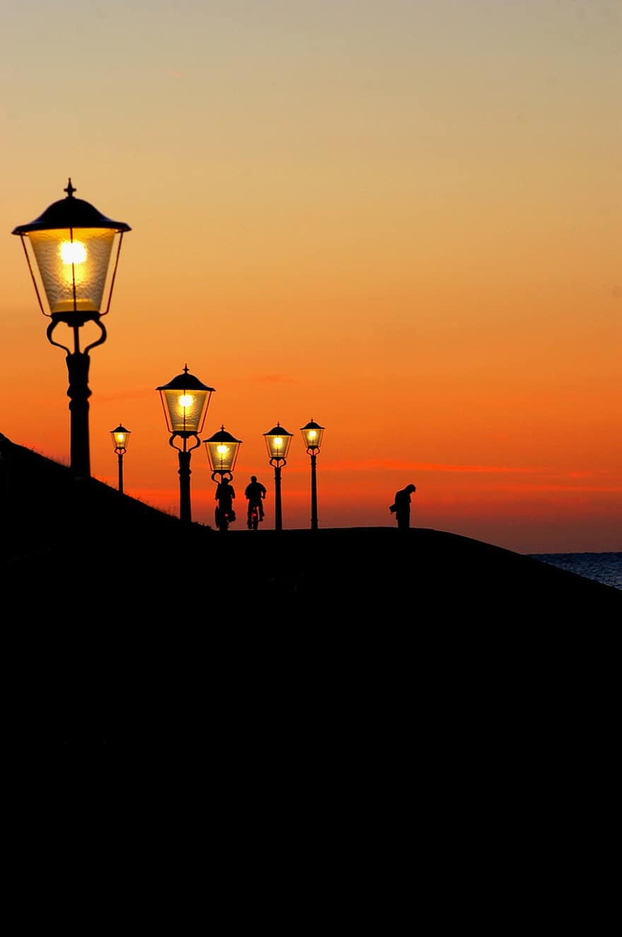 Strand, lanterner, skumring, solnedgang