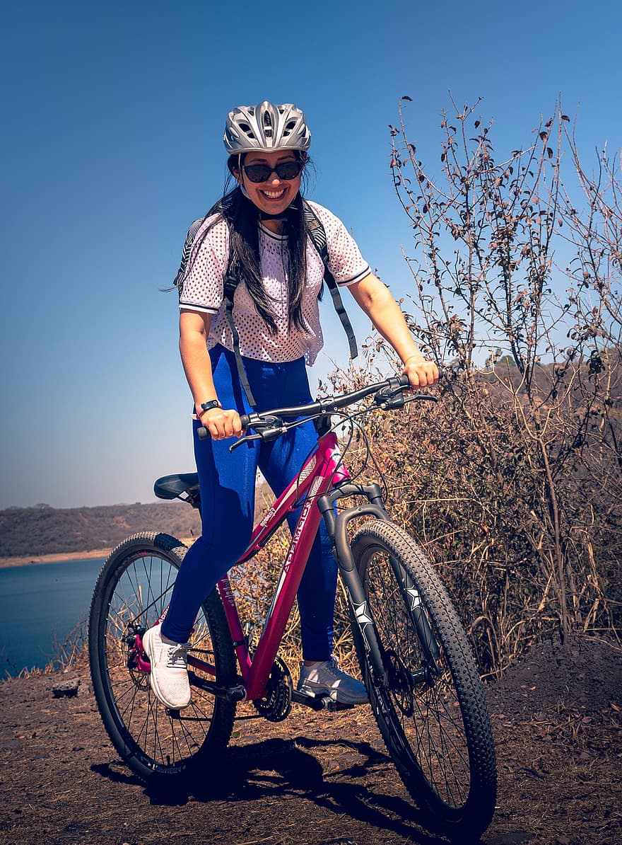 女性、バイクに乗ること、自転車、サイクリスト、サイクリング、運動
