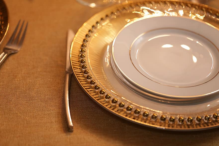 pratos, talheres, mesa, mesa de jantar, configuração de mesa, porcelana