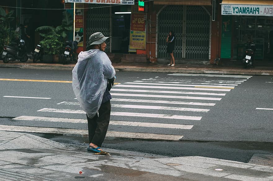 пешеходный переход, улица, Вьетнам, Жизнь города, люди, ходьба, для взрослых, один человек, зебра, движение, образ жизни