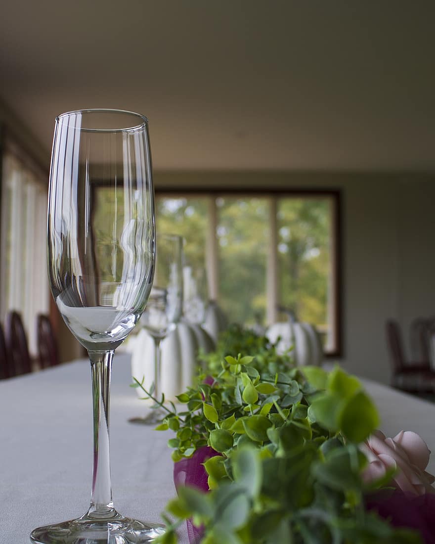 huwelijk, herfst bruiloft, wijnglas, champagne glas, elegant, bokeh, tafel decor, glas, viering, vieren, tafel