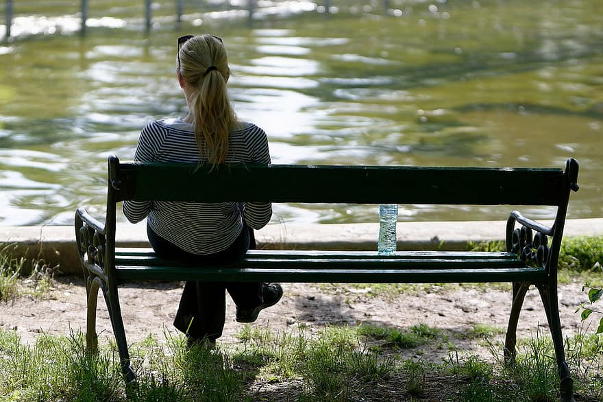 жінка, сидячи, лава, парк, берег озера, пляшка води
