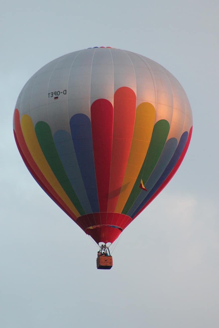 Ballon, Heißluftballon, Heißluftballonfahrt, mehrfarbig, Ballonkorb, Färben, fliegend, Transport, Sport, Freizeitbeschäftigung, Spaß