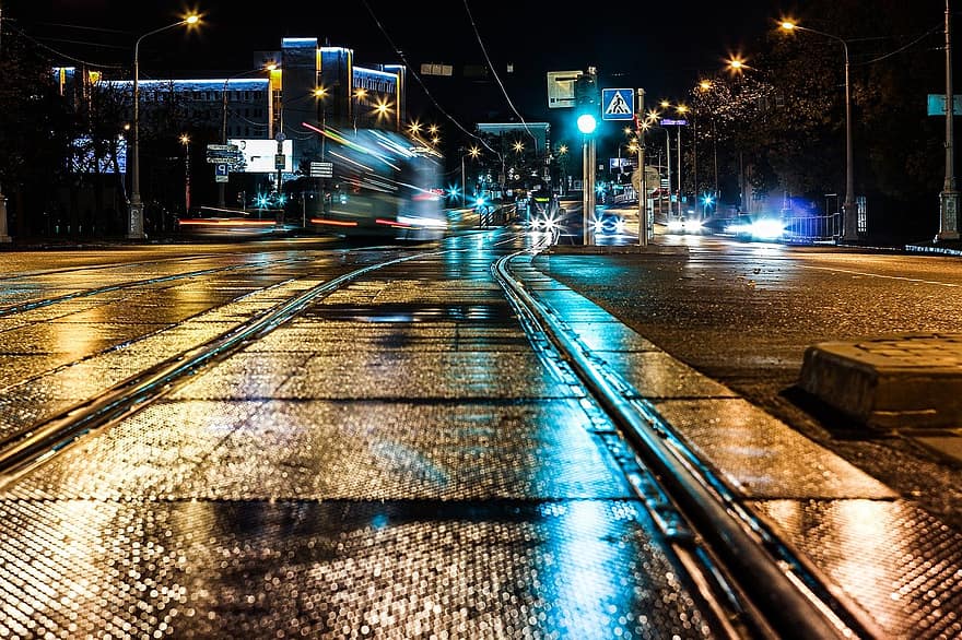 gatvė, geležinkelis, lietingas, naktis, šviesa, ilga ekspozicija, atspindys, tramvajus, eismas, automobilis, miesto gyvenimas