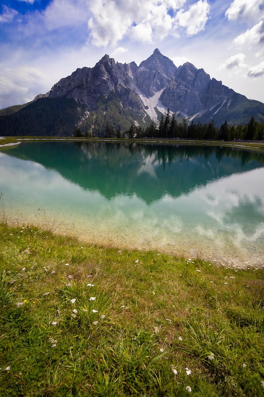 montaña, estanque, lago, hierba, las flores, reflexión, nubes, arboles, serles, Tirol, Mieders