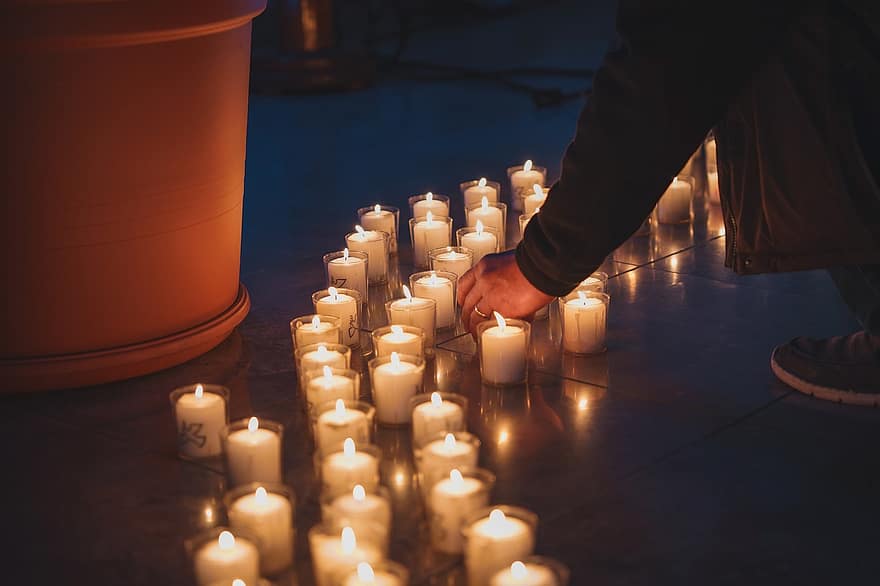 žvakės, Žvakių eilė, bažnyčia, taika, Ukraina, malda, garbinimas, vietinė bendruomenė, Ugnis, liepsna, arbatos šviesa