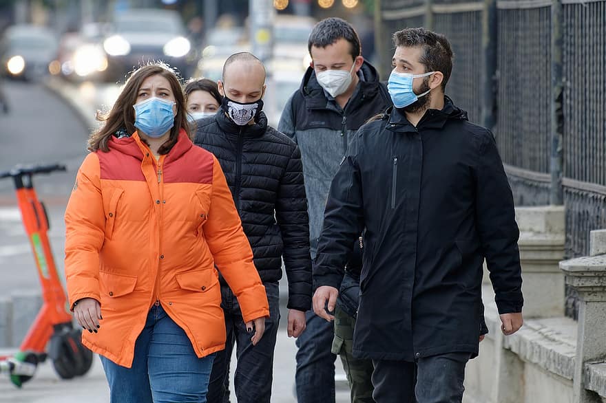 хора, група, маска за лице, ходене, тротоарът, улицата, пандемията, градски