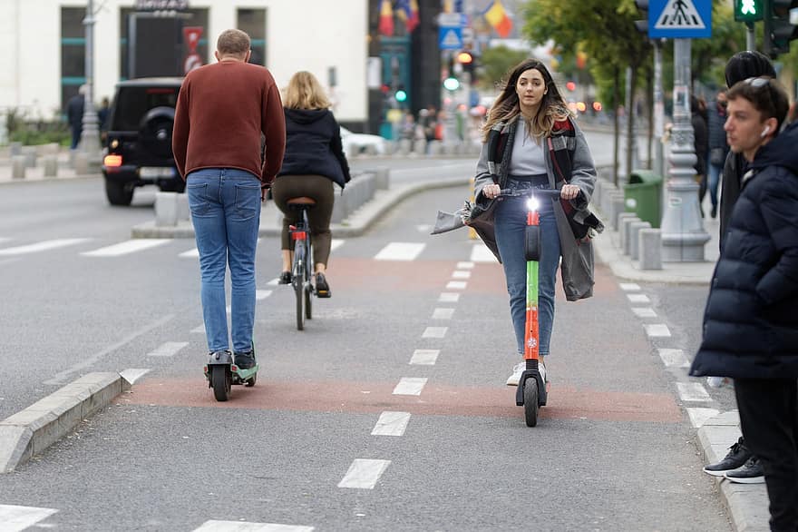e-scooter, ulice, městský, město, žena, aktivita, volný čas, ženy, městský život, muži, životního stylu