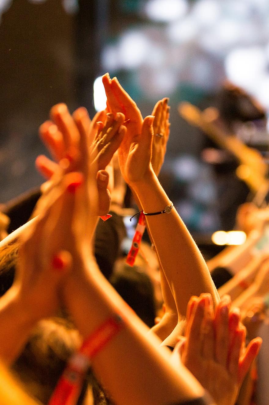 kezek, tapsoló, taps, közönség, koncert, tömeg, emberek