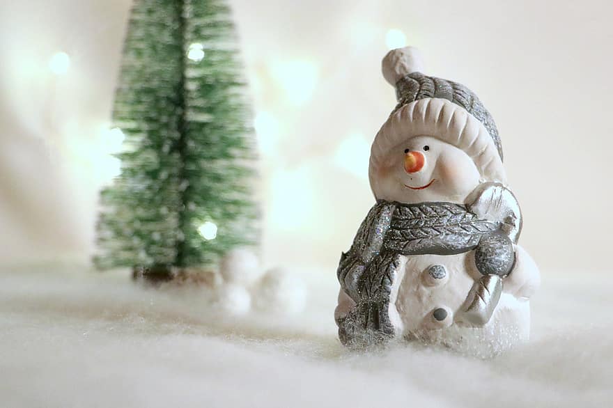 bałwan, zimowy, drzewo, oświetlenie świąteczne, drzewko świąteczne, świąteczna ozdoba, ornament, dekoracja, świąteczne dekoracje, czas świąt