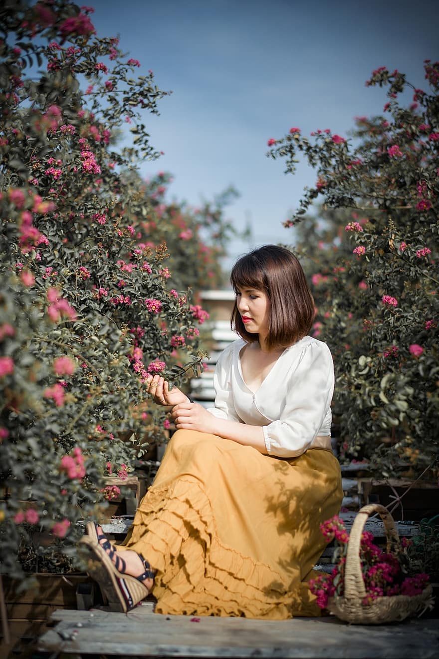 kobieta, Róża, Hanoi, azjatyckie, Natura, kwiat, Wietnam, żółta spódnica, portret, na zewnątrz