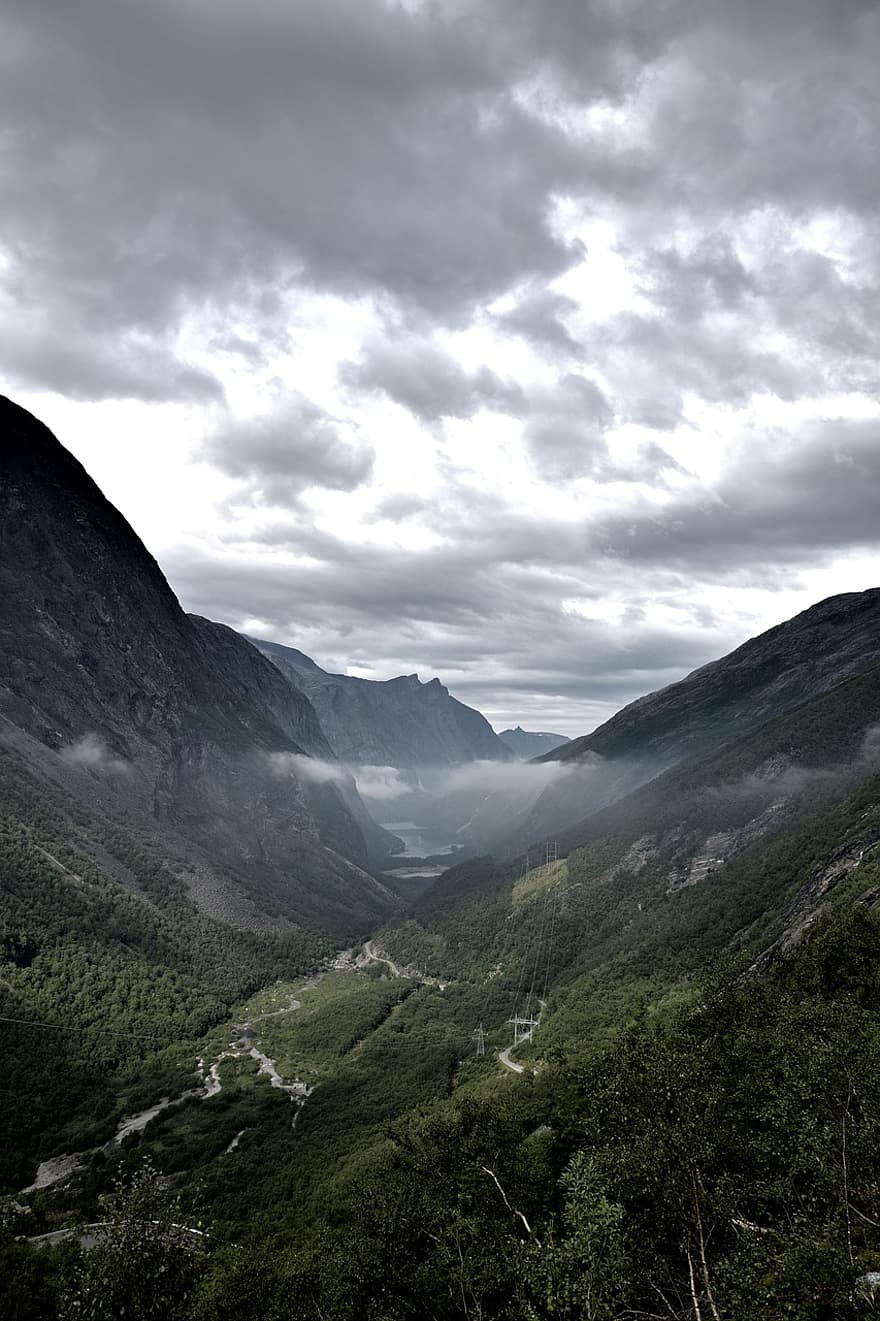 Noruega, montañas, niebla, Valle, paisaje, montaña, verano, bosque, color verde, nube, cielo