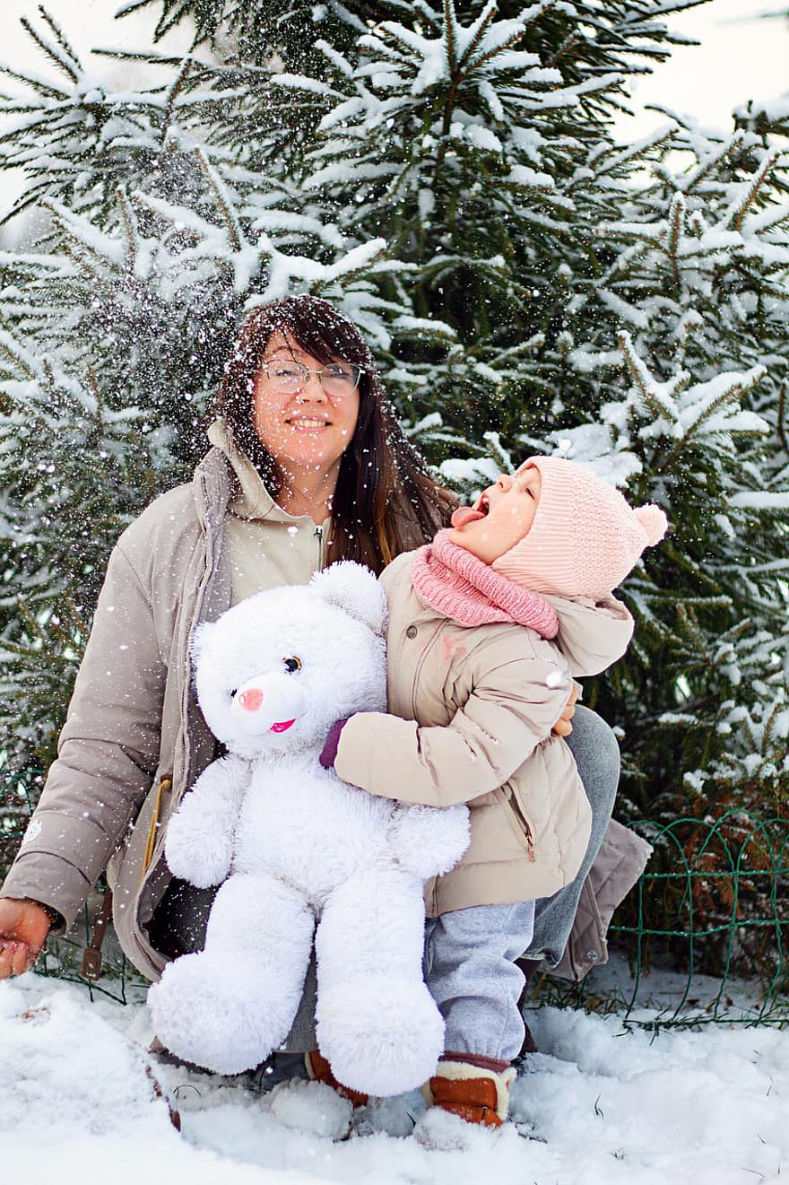 wandeling, moeder en dochter, winter, sneeuw, kerstboom, net, gift, knuffelbeer, speelgoed-, teddy, ijsbeer