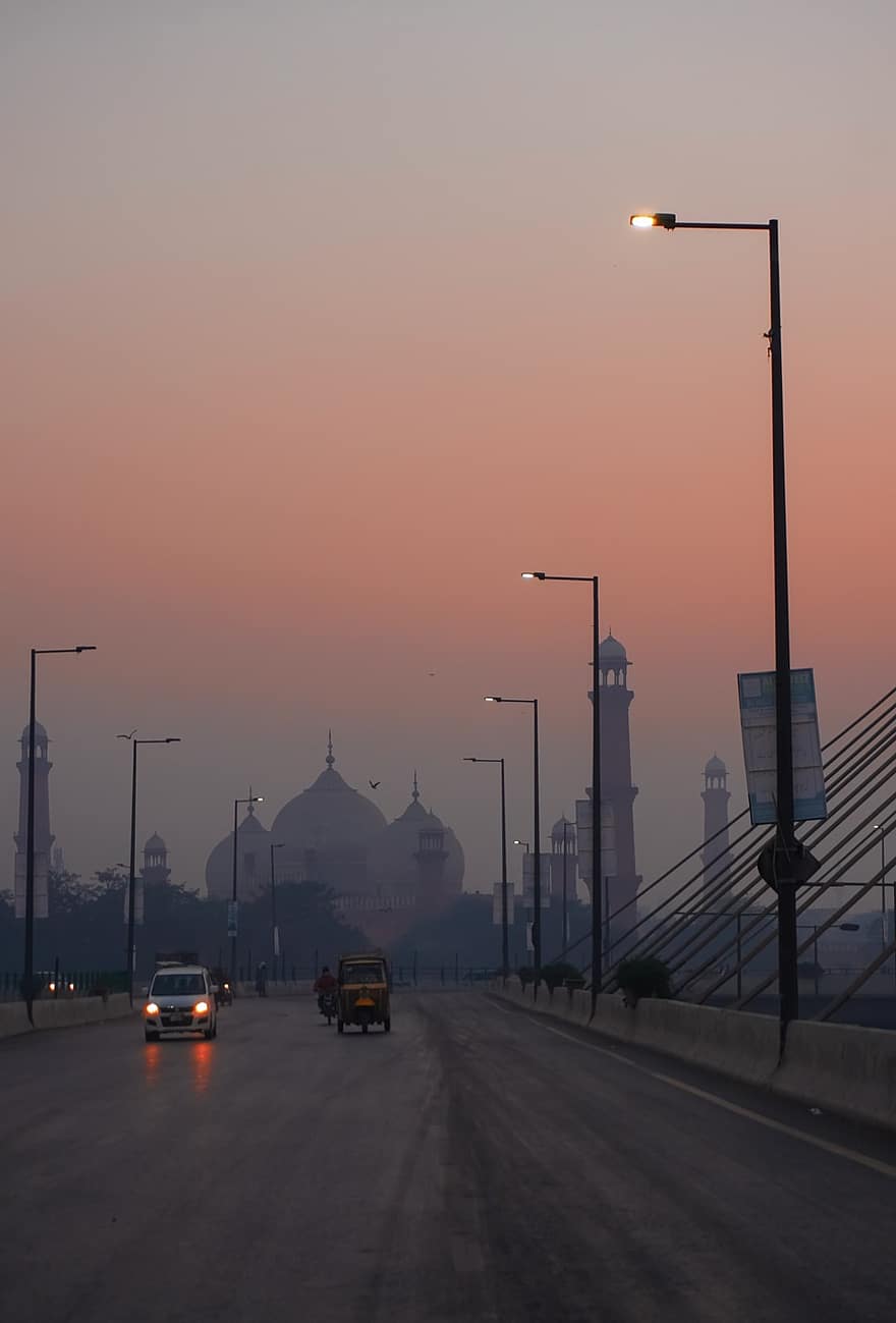 lahore, pakistan, mesquita, vespre, nit, arquitectura, trànsit, posta de sol, lloc famós, paisatge urbà, cotxe