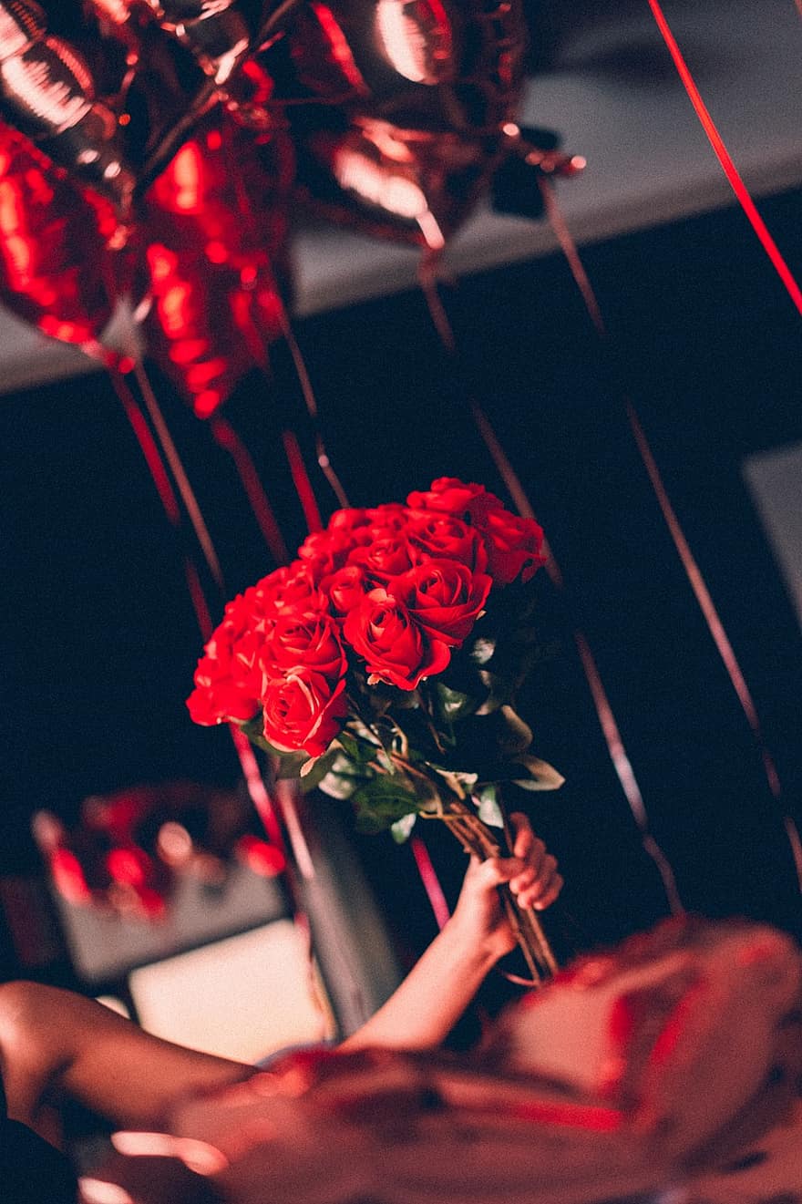 ziedi, rozes, pušķis, dāvanas, Valentīndiena, priecīgu Valentīndienu, mīlestība, romantika, sievietēm, svinības, pieaugušais